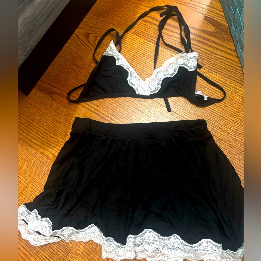 Elegant Black and White Lace Trim Sleepwear Set size Small